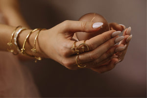 mains de femme ornées de bagues et de bracelets orientaux de couleur dorée